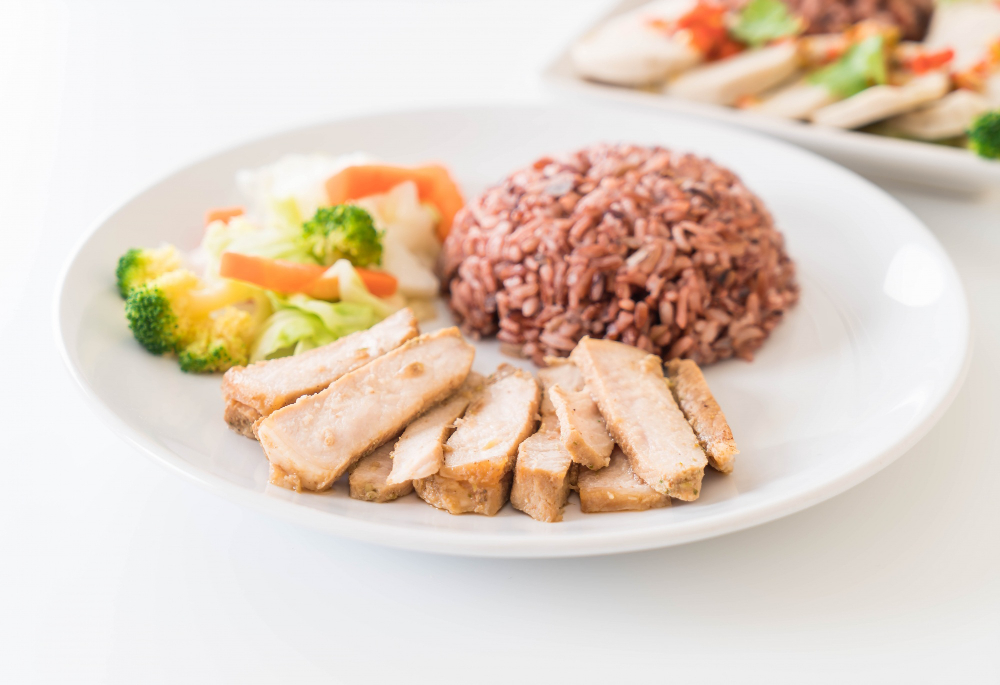 nasi merah dan ayam panggang makanan sehat bergizi