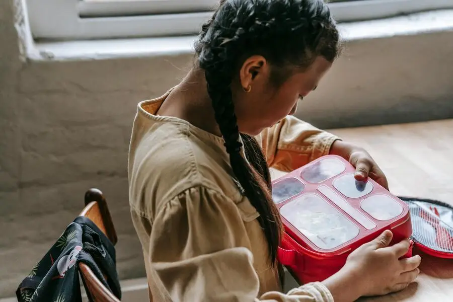 Anak-anak yang sedang membuka bekal