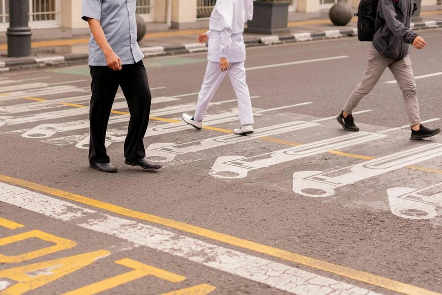 Jalan kaki di jalan raya