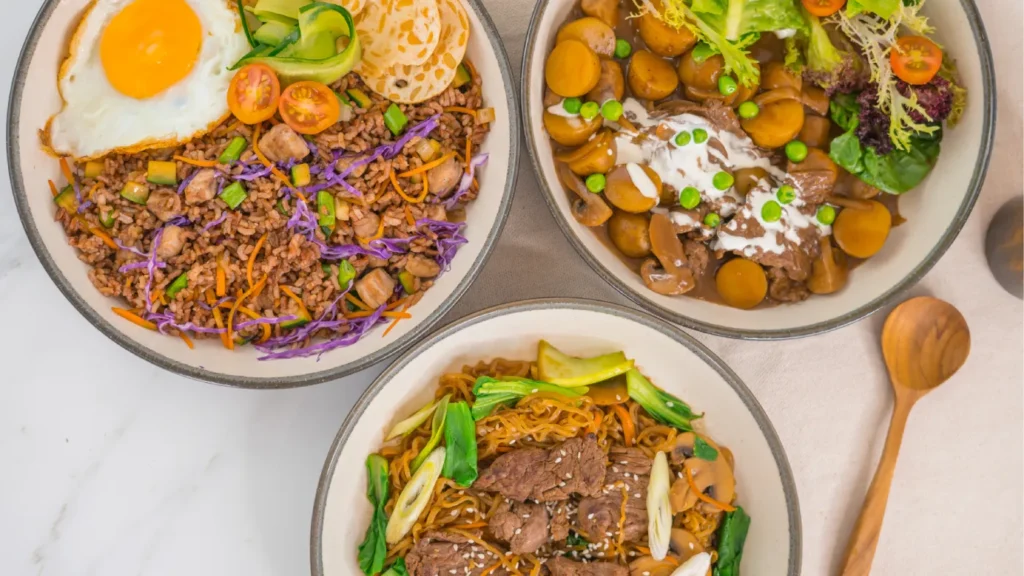 Sajian lezat menu diet karbo untuk pemula dari Carbs & Co yang menonjolkan makanan sehat lokal.