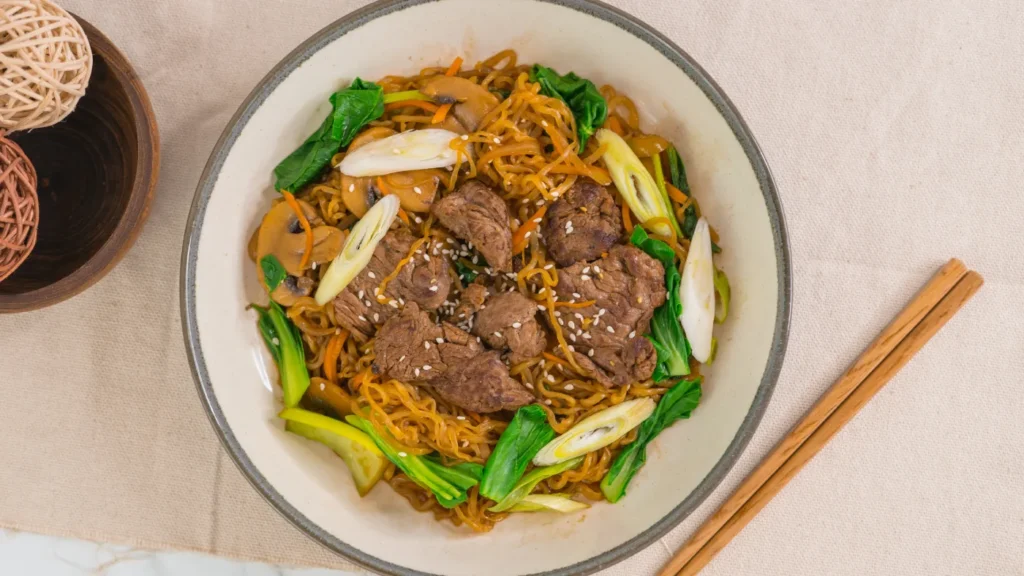 Semangkuk hangat Mie Tek-Tek Shirataki dari Carbs & Co sebagai comfort food sehat.